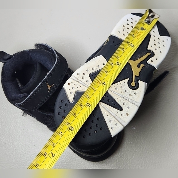 Jordan sneakers for little boys size 6C.  black and gold colors  velcro clousure - Picture 4 of 6